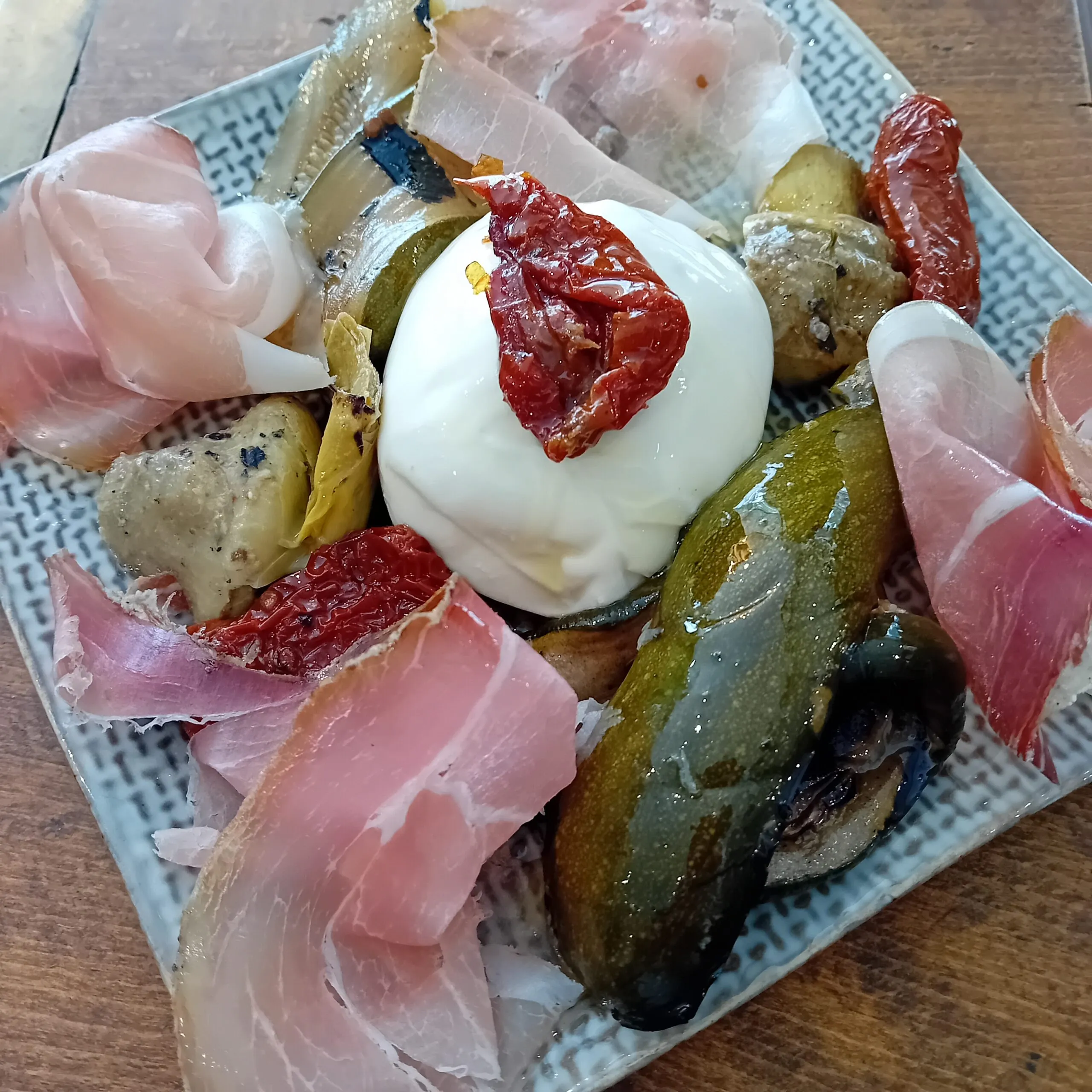 Antipasti avec burrata et légumes grillés
