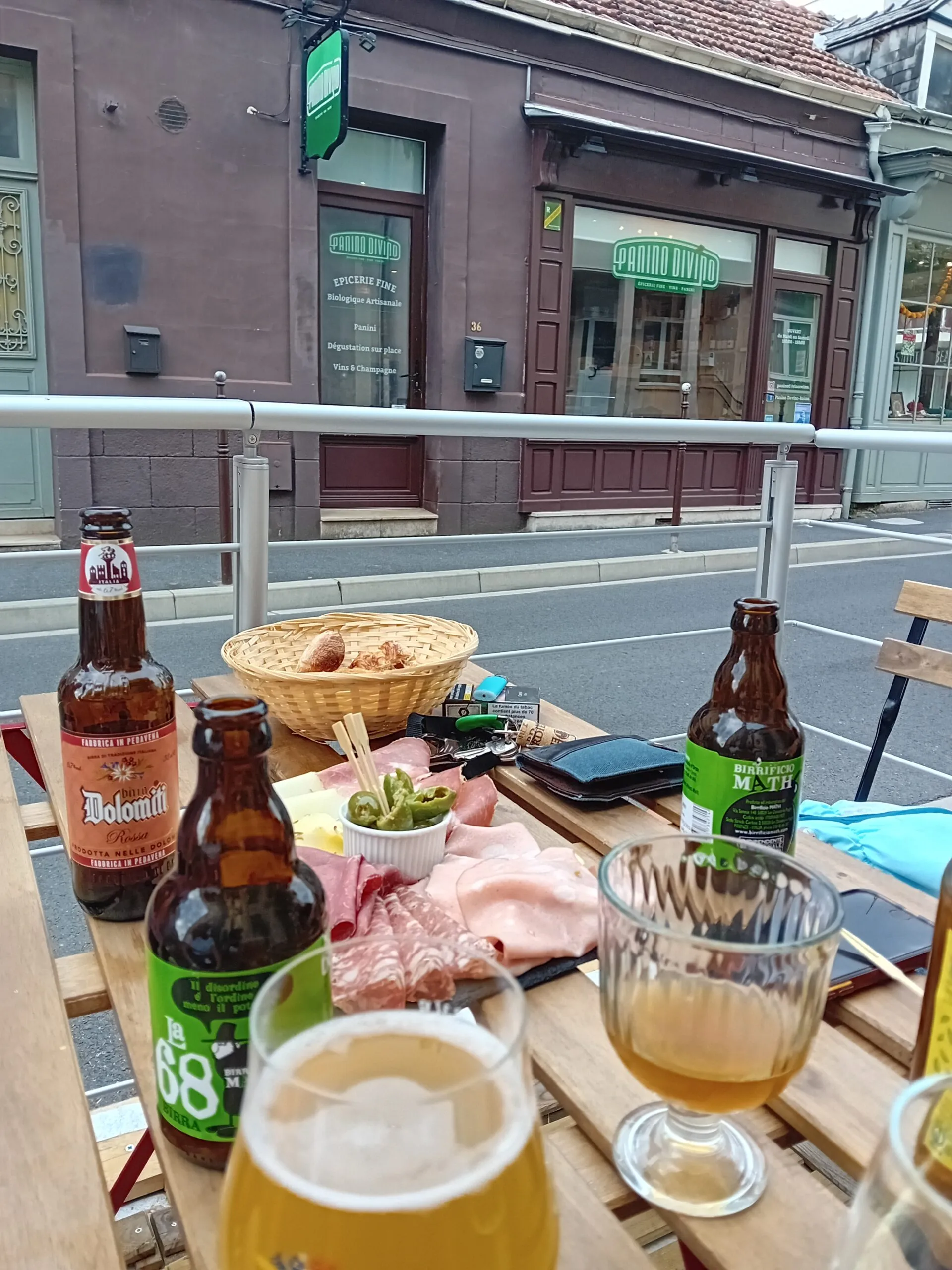 Bières italiennes et planche d’apéritif sur une table devant la boutique