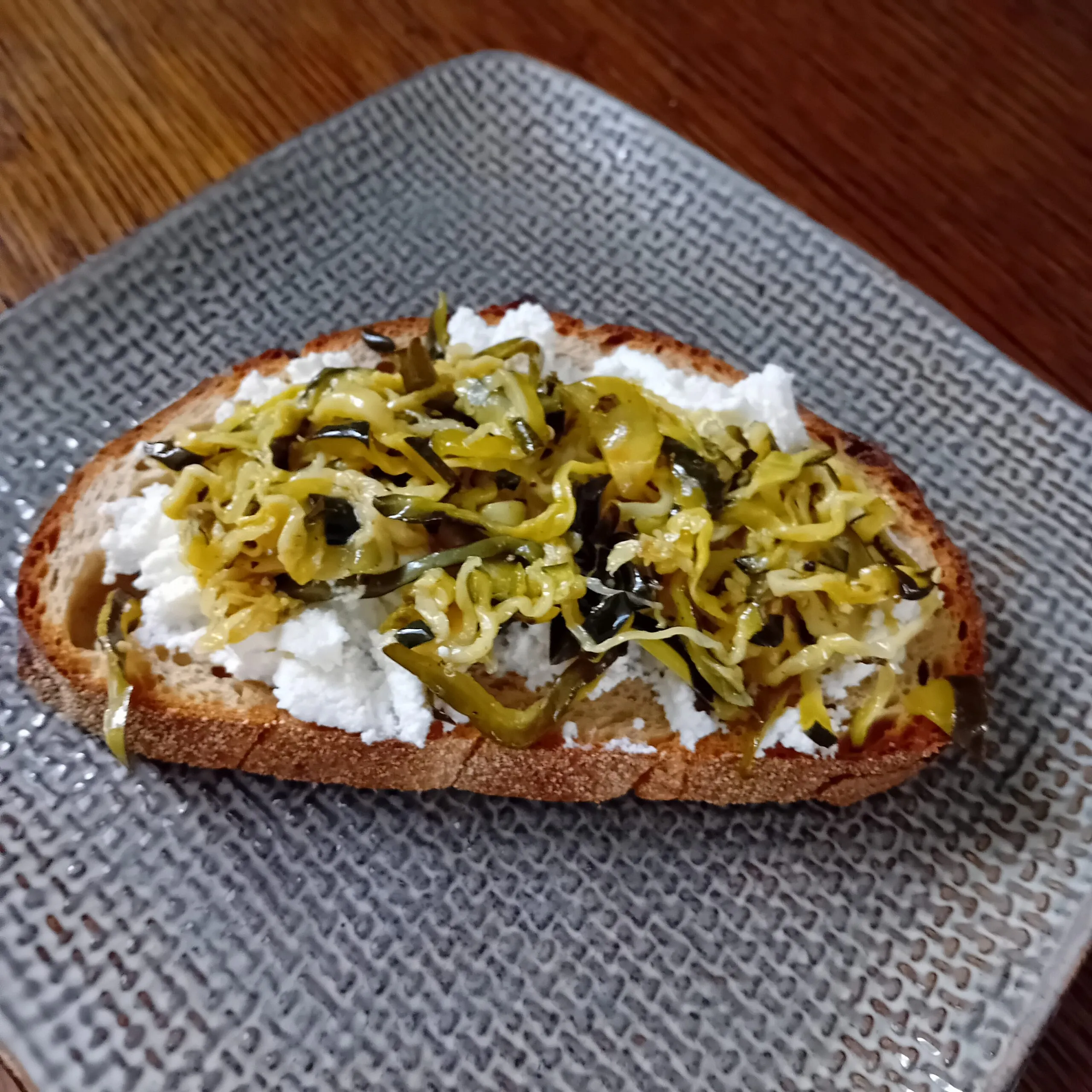 Bruschetta garnie sur une assiette