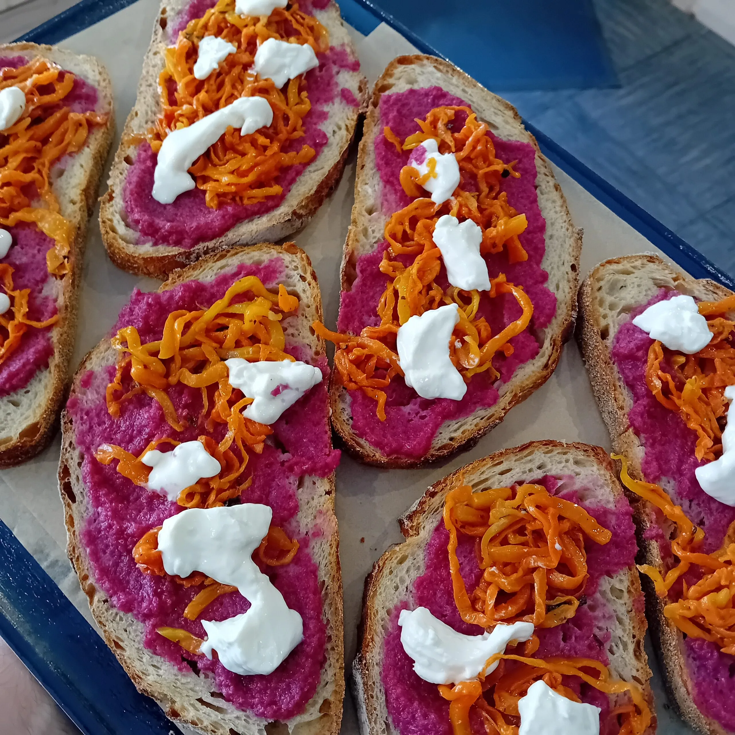 Bruschette garnies sur une planche