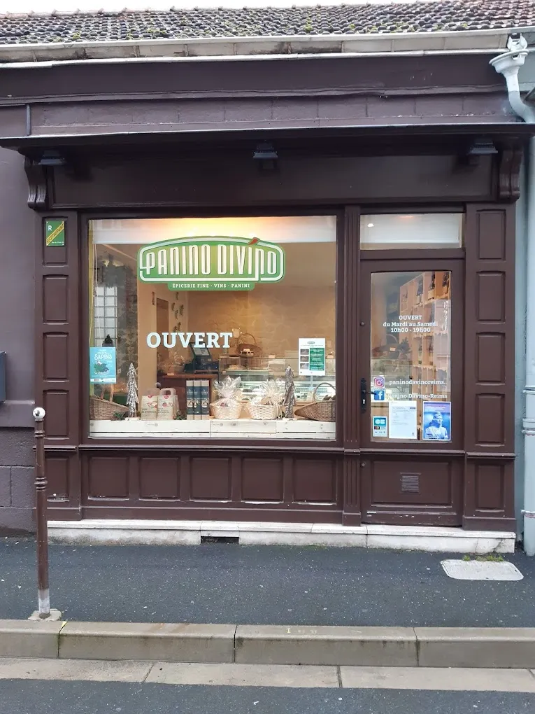 La devanture verte de Panino Divino, 36 rue du Jard à Reims