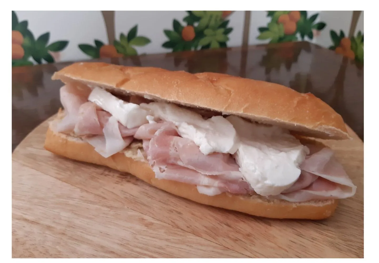 Panino sur ciabatta devant le mur d’azulejos de la boutique