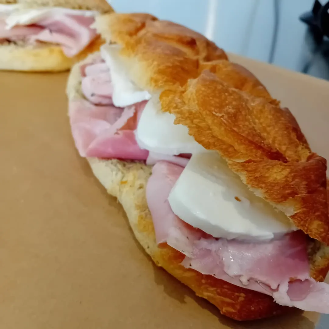 Panino garni de mortadelle et de burrata