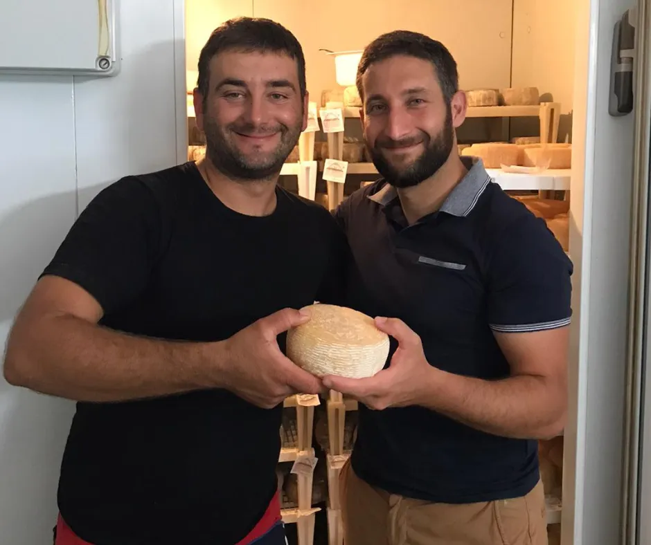 Pasquale et un collègue présentent une burrata