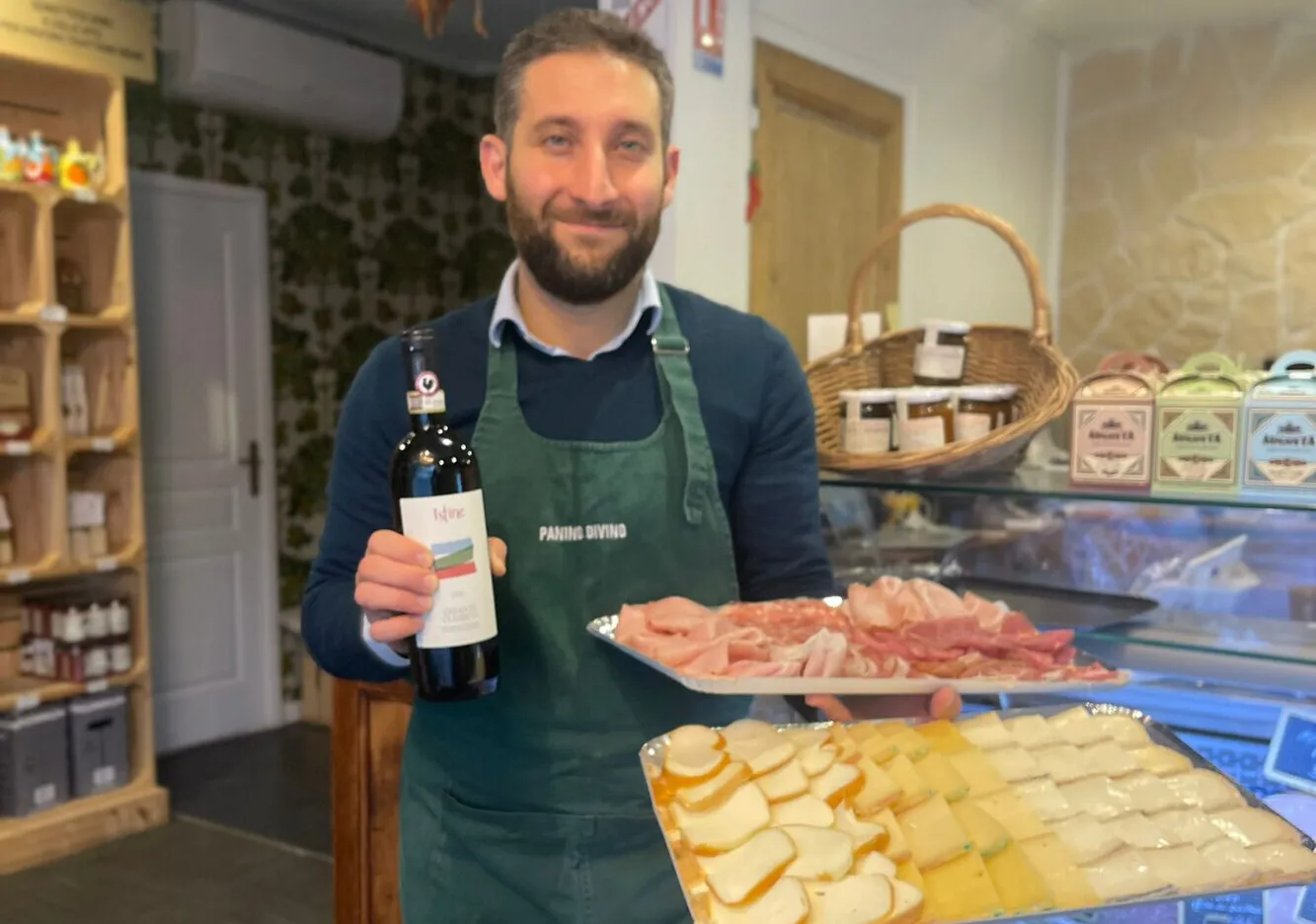 Pasquale derrière son comptoir de charcuterie et de fromages