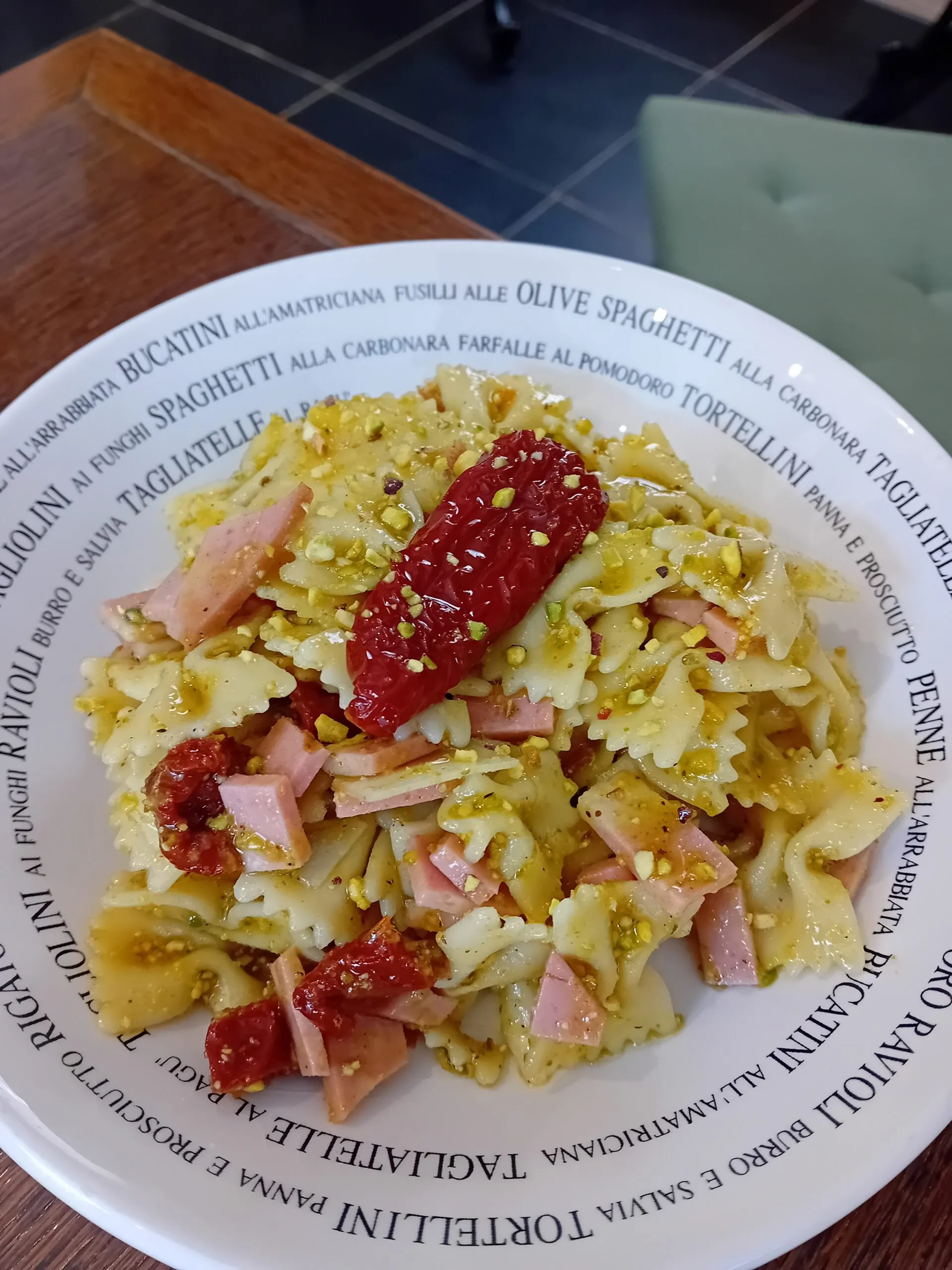 Assiette de pâtes au jambon et aux tomates séchées