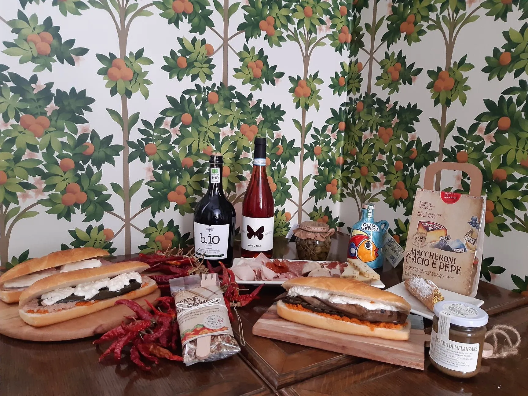 Produits de l’épicerie sur une table devant le mur d’azulejos